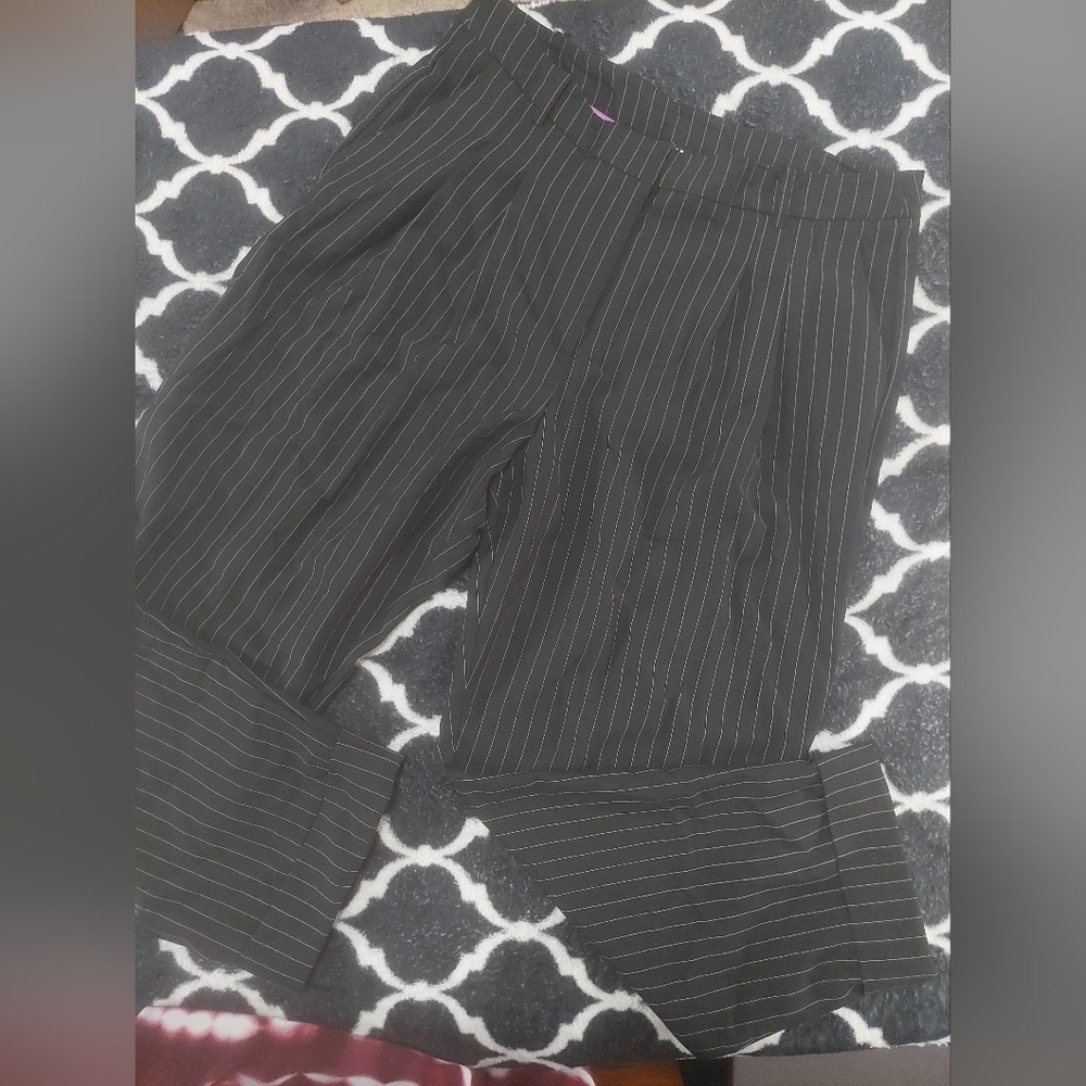 NWOT NVLT Black and White Pinstripe Capri Large